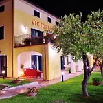 Victoria 3*